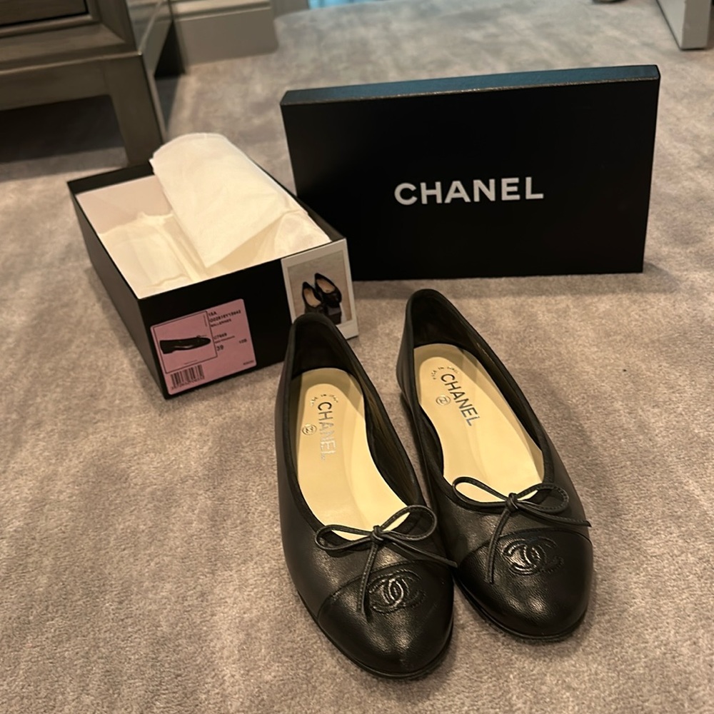 CHANEL Black Flats with Bow Detail